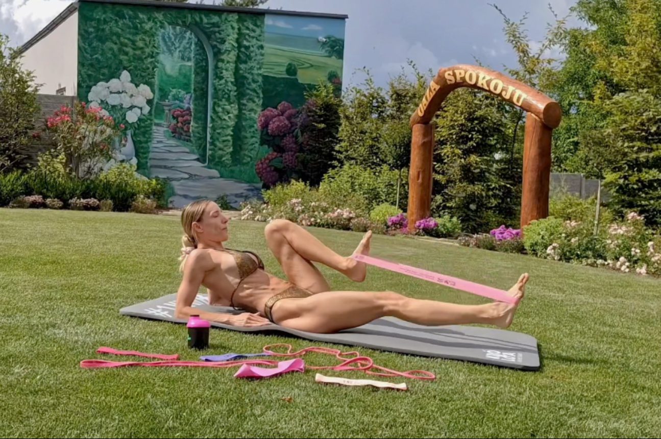 TRENING W BIKINI WZMOCNIJ BRZUCH – TRENING Z GUMAMI KWB #249