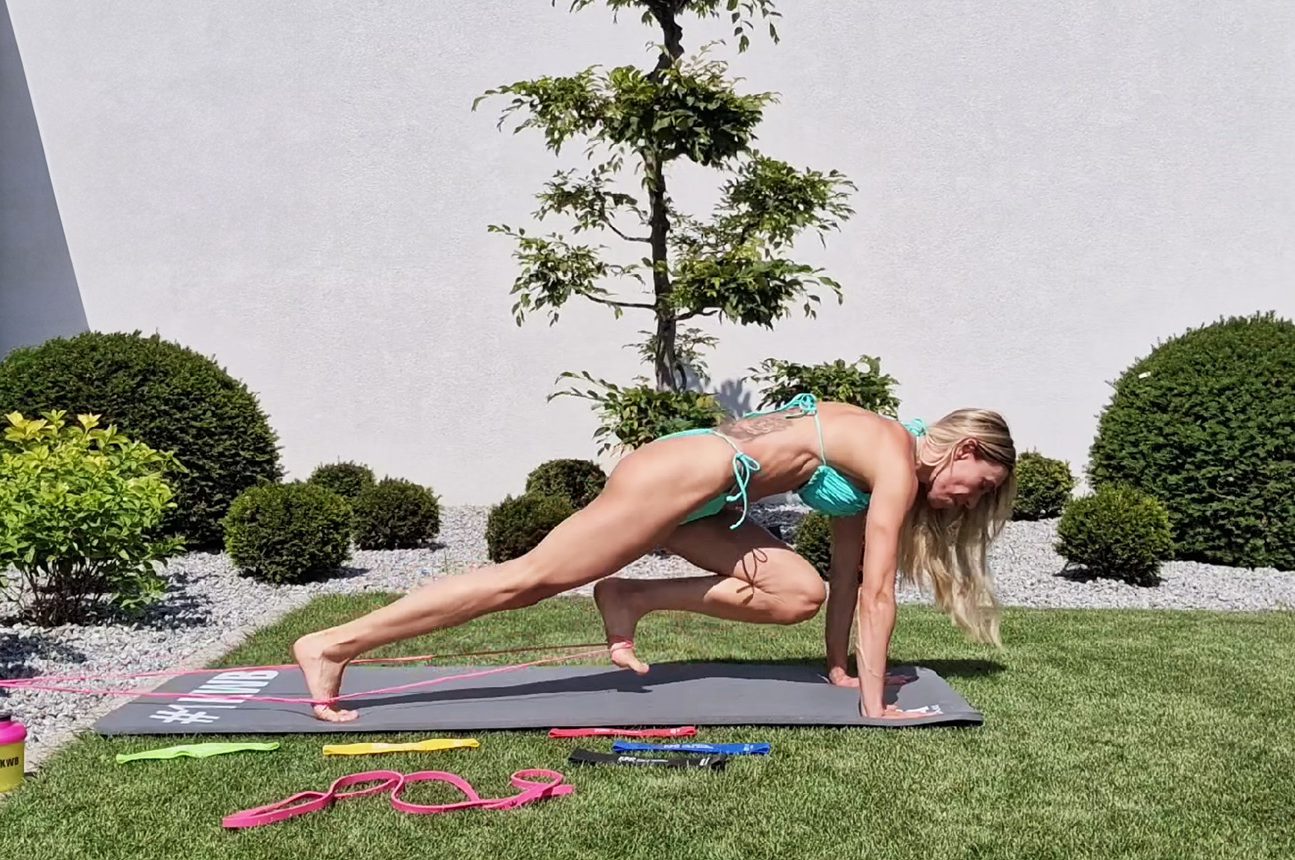 TRENING W BIKINI WZMOCNIJ BRZUCH – TRENING Z GUMAMI KWB #250