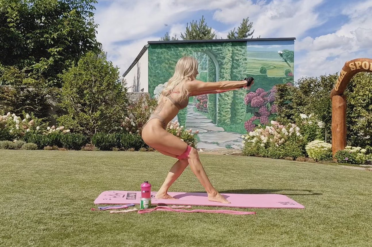 TRENING W BIKINI CARDIO – TRENING Z GUMAMI KWB #265