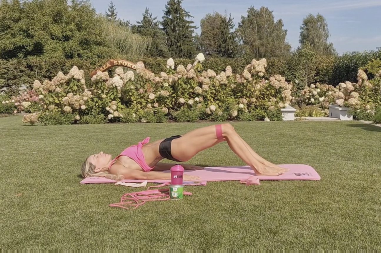 TRENING W BIKINI ĆWICZENIA NA UDA – TRENING Z GUMAMI KWB #267