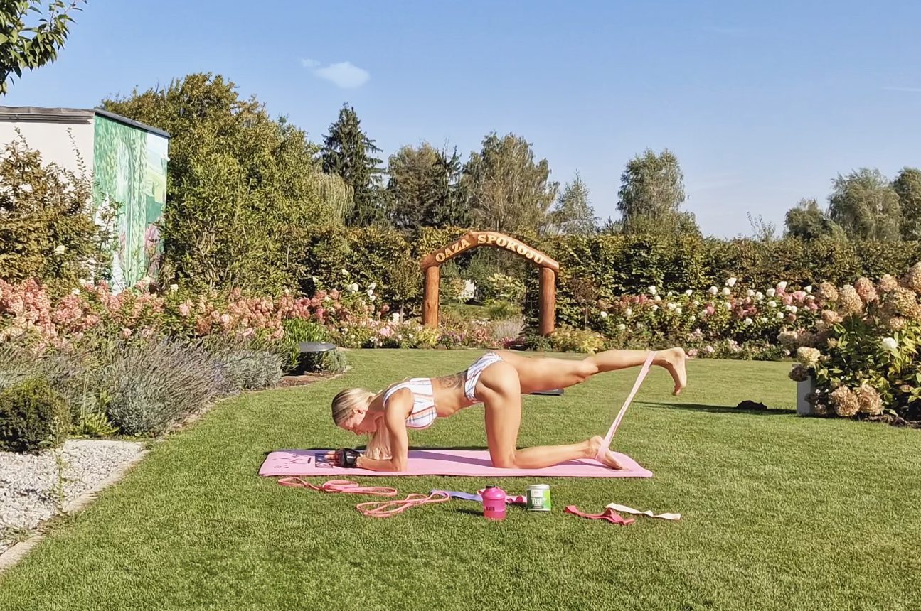 TRENING W BIKINI ĆWICZENIA NA POŚLADKI – TRENING Z GUMAMI KWB #271