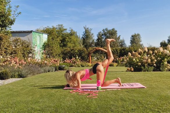 TRENING W BIKINI ĆWICZENIA NA POŚLADKI – TRENING Z GUMAMI KWB #272